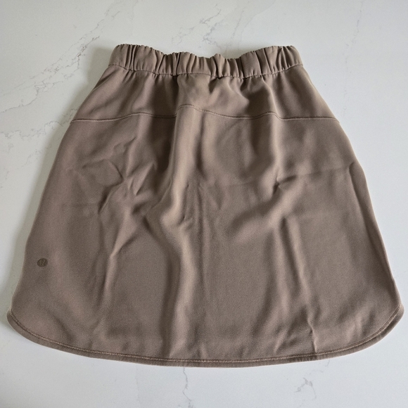 NWOT Lululemon On The Fly Skirt Woven Frontier Tan Elastic Waist Knee Length 8 - Picture 7 of 8